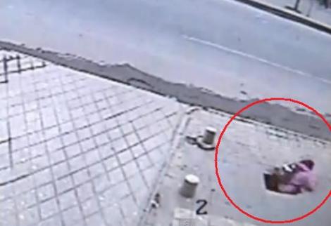 VIDEO! China: O fata a fost "inghitita" de o gaura formata in trotuar