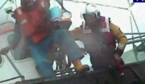VIDEO! Doi pescari englezi au fost salvati in ultima clipa de la inec