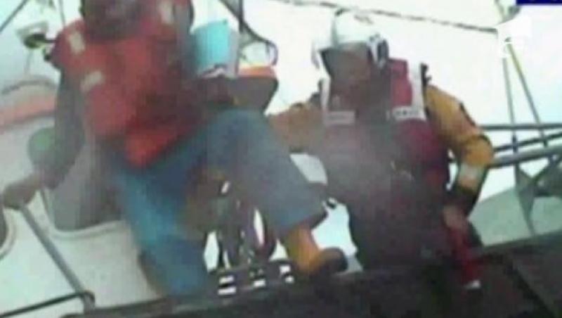 VIDEO! Doi pescari englezi au fost salvati in ultima clipa de la inec