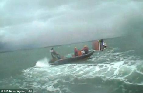Marea Britanie: Doi pescari englezi au fost salvati de Paza de Coasta in ultima clipa