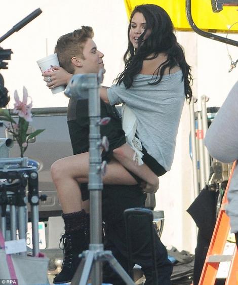 FOTO! Justin Bieber se giugiuleste cu Selena Gomez