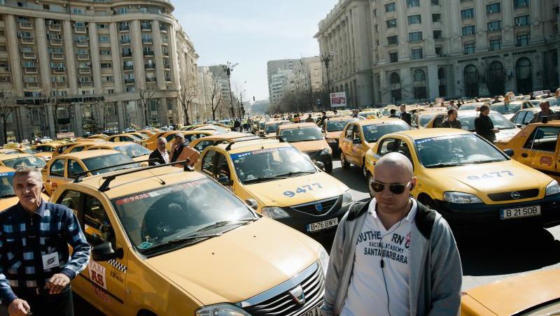 2.000 de taximetristi protesteaza in fata Palatului Parlamentului si la Ministerul Transporturilor: Traficul, restrictionat