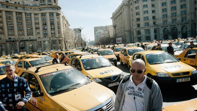 2.000 de taximetristi protesteaza in fata Palatului Parlamentului si la Ministerul Transporturilor: Traficul, restrictionat