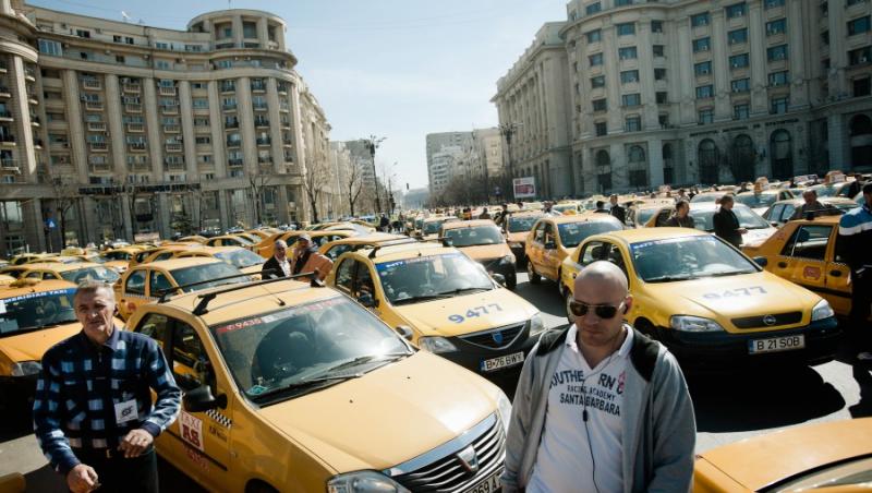 2.000 de taximetristi protesteaza in fata Palatului Parlamentului si la Ministerul Transporturilor: Traficul, restrictionat