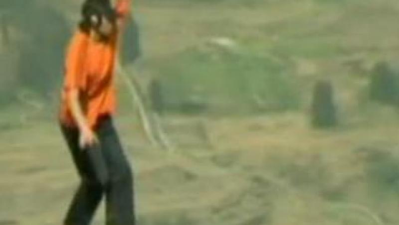 VIDEO! Un american a strabatut pe funie un canion din China
