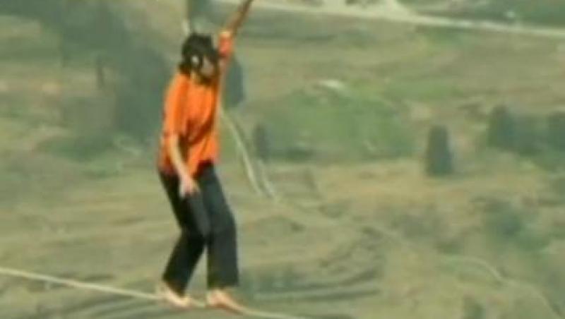 VIDEO! Un american a strabatut pe funie un canion din China