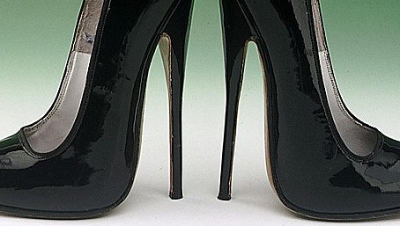 FOTO! Muzeul Northampton detine cea mai mare colectie de pantofi din lume