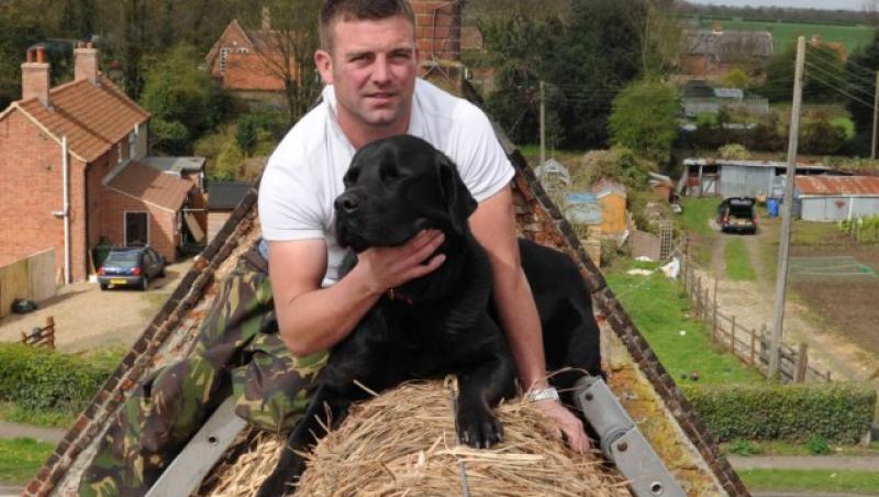 Un labrador din Marea Britanie este specialist in cataratul pe acoperisuri