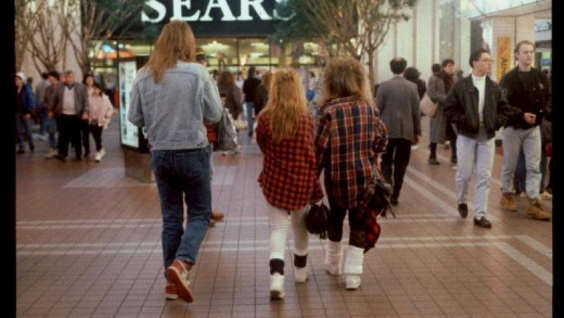 FOTO! Vezi cum aratau mall-urile americane in anii '90!