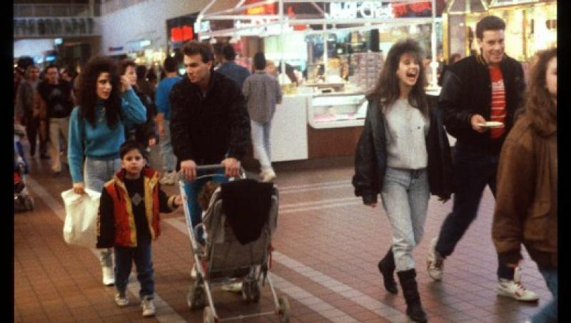 FOTO! Vezi cum aratau mall-urile americane in anii '90!