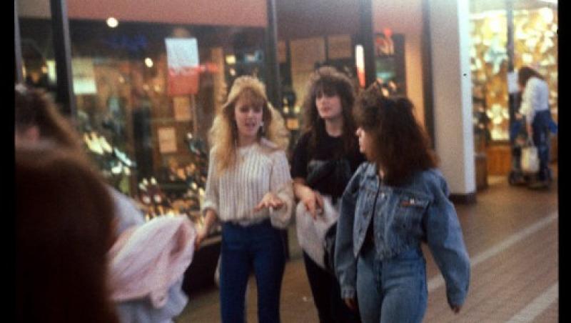 FOTO! Vezi cum aratau mall-urile americane in anii '90!