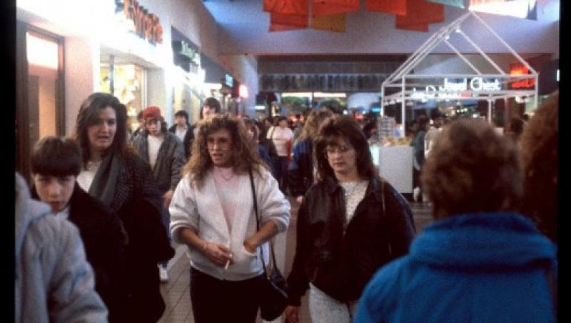 FOTO! Vezi cum aratau mall-urile americane in anii '90!