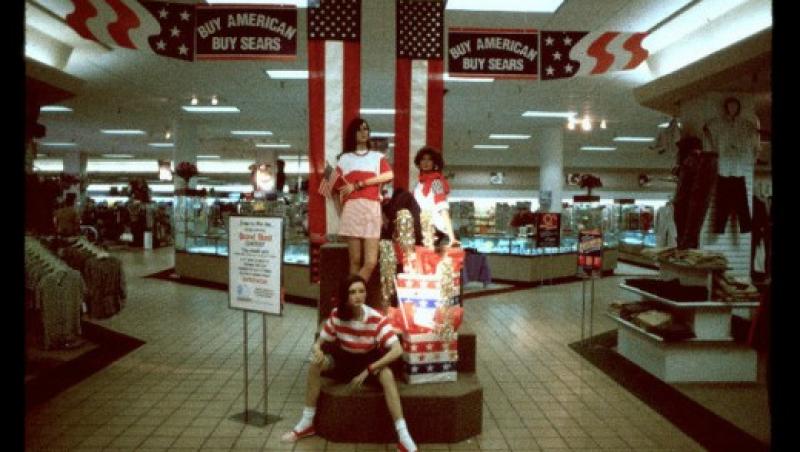 FOTO! Vezi cum aratau mall-urile americane in anii '90!