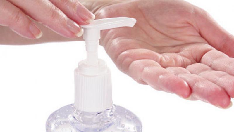 Adolescentii beau alcool extras din dezinfectant pentru maini