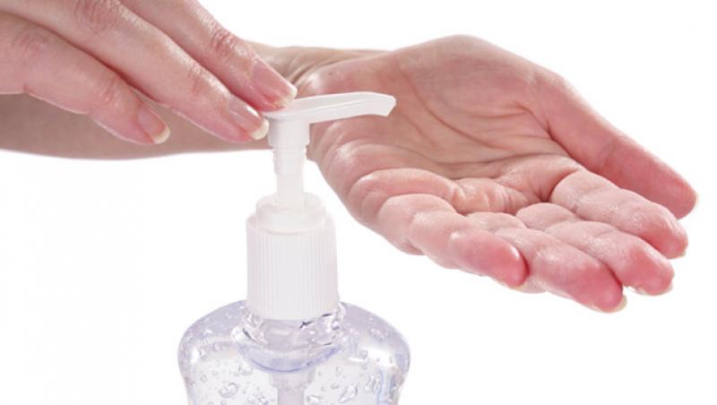 Adolescentii beau alcool extras din dezinfectant pentru maini