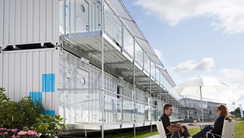 FOTO! Vezi hotelul mobil construit din containere reciclate!