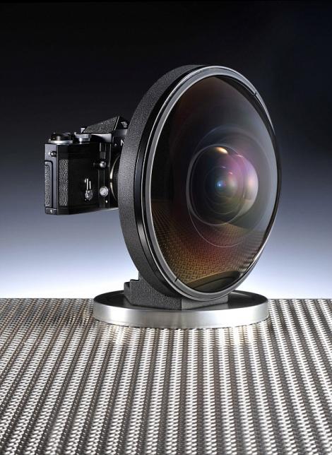 Un urias obiectiv Nikon, de 4.5 kilograme, este scos la vanzare