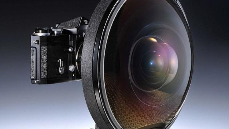 Un urias obiectiv Nikon, de 4.5 kilograme, este scos la vanzare