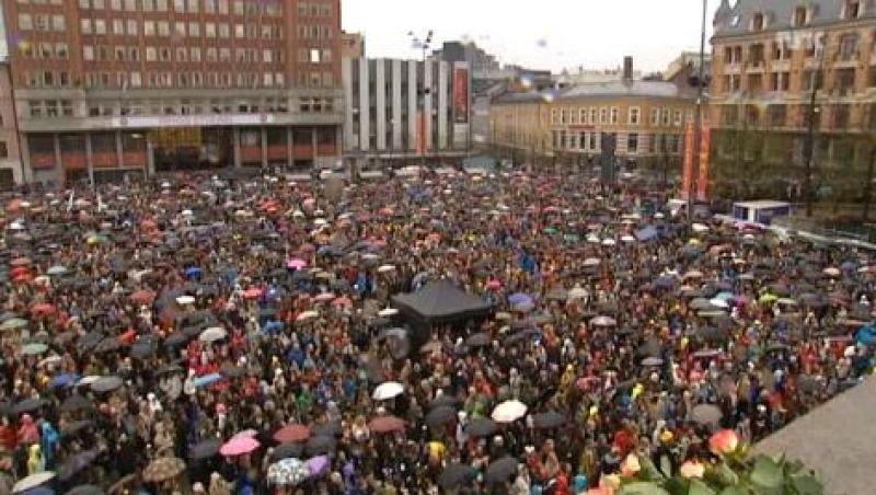VIDEO! Protest emotionant la Oslo. 40.000 de norvegieni au cantat langa tribunalul unde se judeca procesul lui Anders Breivik