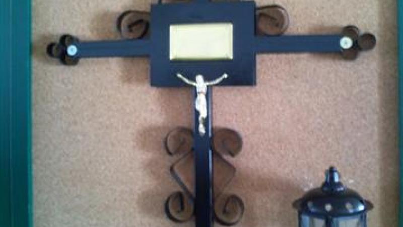 Un hot a furat crucea de la biserica pentru a o vinde la fier vechi