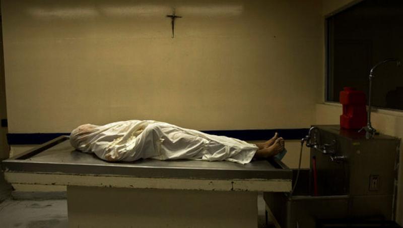 Un medic rezident din Galati s-a pozat cu un cadavru