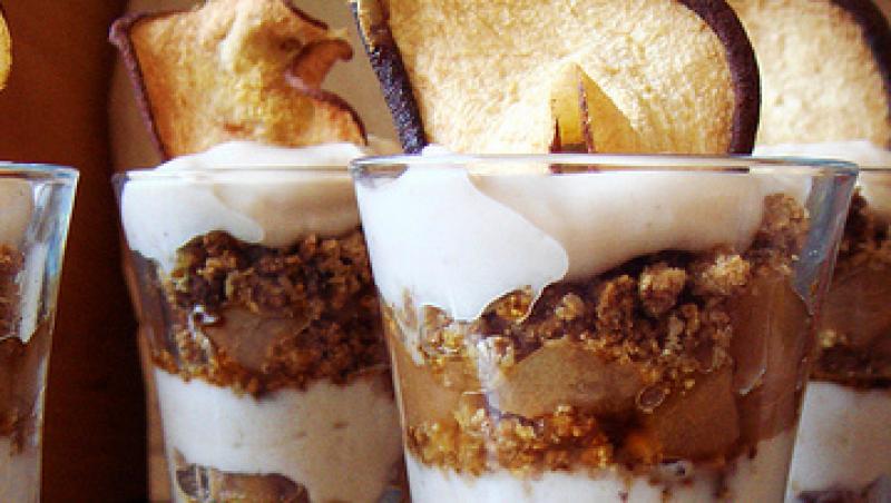 Desert in 5 minute: Rețeta Parfait de pere cu iaurt grecesc