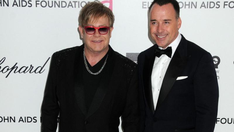 Elton John si David Furnish mai vor un copil