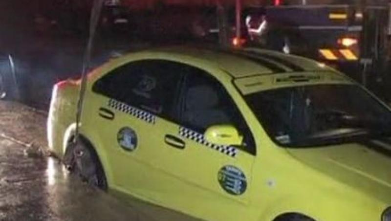 VIDEO! Botosani: Un taximetrist s-a scufundat cu masina intr-o groapa din asfalt