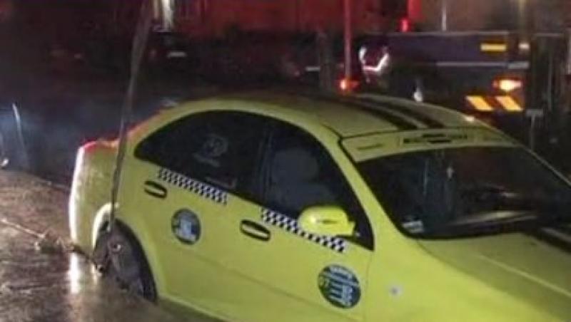 VIDEO! Botosani: Un taximetrist s-a scufundat cu masina intr-o groapa din asfalt