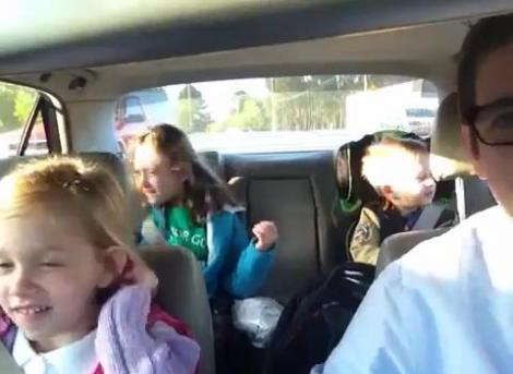 VIDEO! Trei frati din SUA canta in fiecare dimineata "Bohemian Rhapsody" in drum spre scoala