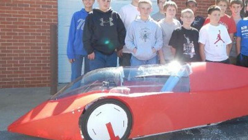 Niste elevi au construit o masina care consuma 0,6 litri la suta de kilometri