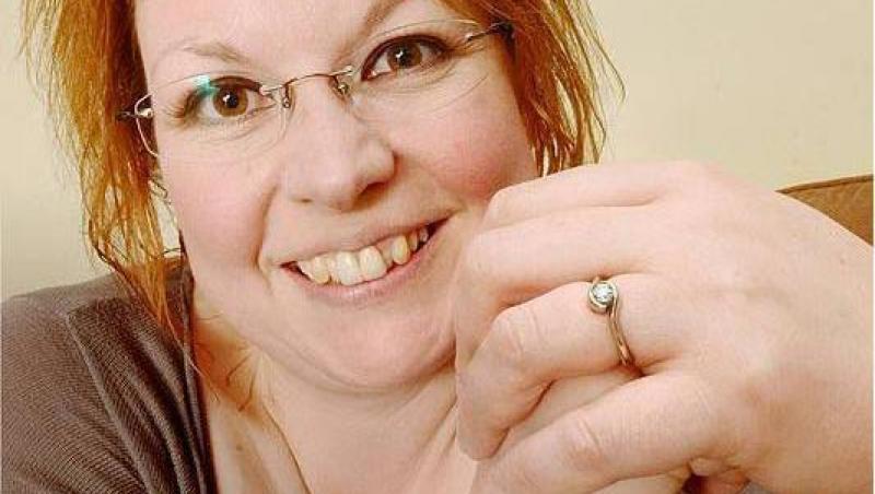 O britanica a platit 8.000 de lire pe un inel creat din cenusa cainelui ei incinerat