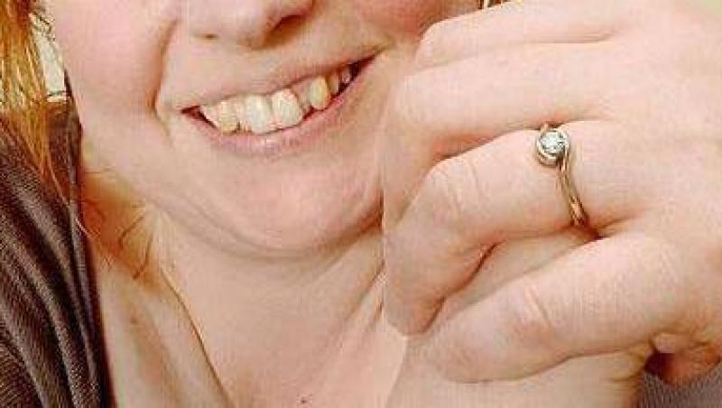 O britanica a platit 8.000 de lire pe un inel creat din cenusa cainelui ei incinerat