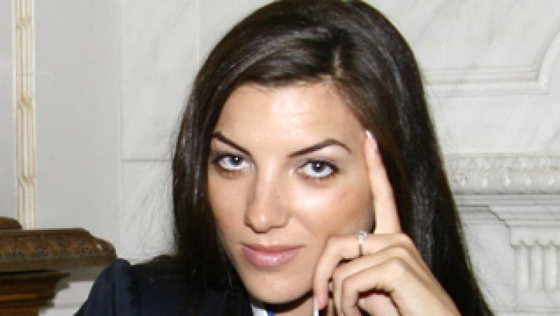 FOTO! Gabriela Dananae, cel mai sexy arbitru din Romania!