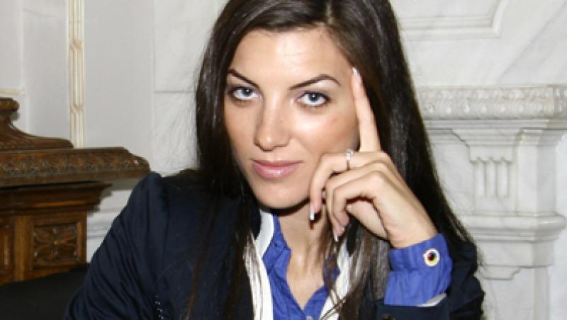 FOTO! Gabriela Dananae, cel mai sexy arbitru din Romania!