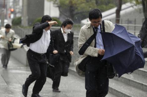 FOTO! O superfurtuna a paralizat vestul Japoniei: Doi morti si 163 de raniti