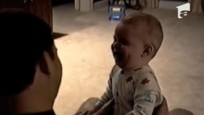 VIDEO! Vezi cum isi distreaza un bebelus tatal!