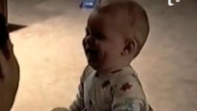 VIDEO! Vezi cum isi distreaza un bebelus tatal!