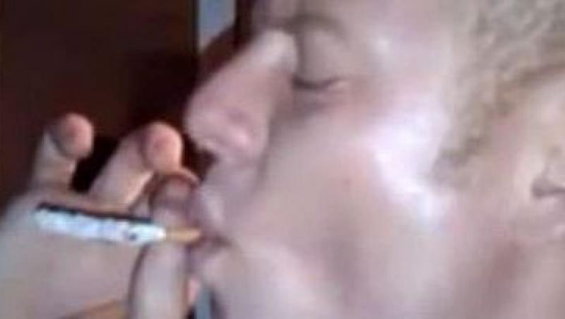 VIDEO! Barbatul care fumeaza o tigara intreaga, dintr-un singur fum