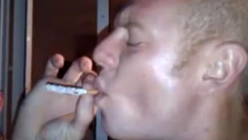 VIDEO! Barbatul care fumeaza o tigara intreaga, dintr-un singur fum