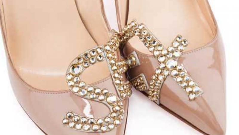 FOTO! Louboutin a creat o pereche controversata de pantofi! Vezi de ce!