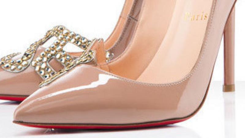 FOTO! Louboutin a creat o pereche controversata de pantofi! Vezi de ce!
