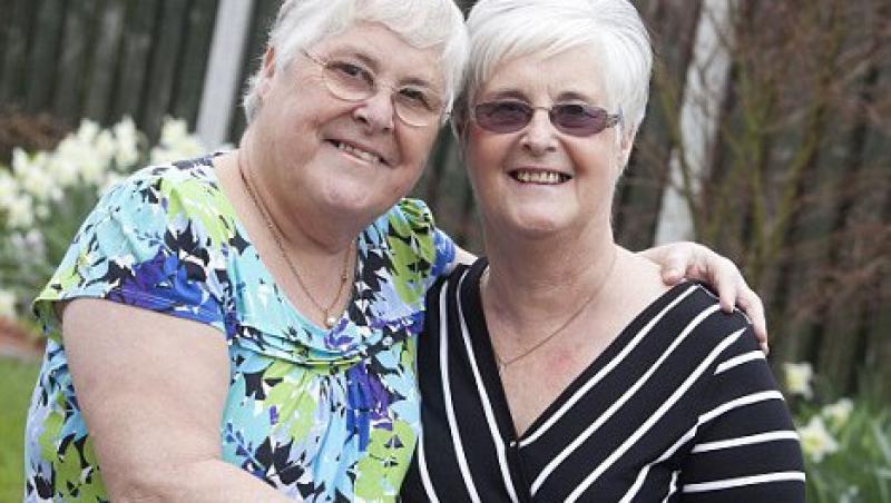 O femeie si-a cautat sora geamana timp de 55 de ani fara sa stie ca erau vecine