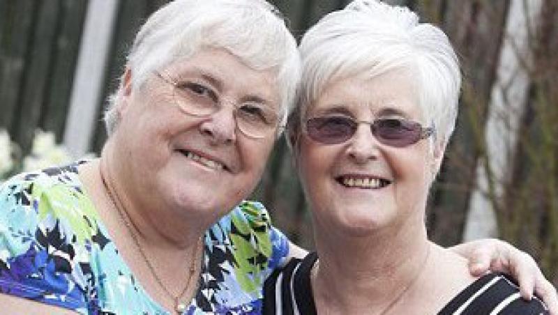 O femeie si-a cautat sora geamana timp de 55 de ani fara sa stie ca erau vecine