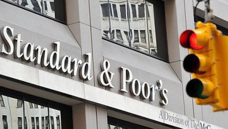 Standard and Poor's a retrogradat luni ratingurile a noua banci spaniole, printre care Santander si BBVA
