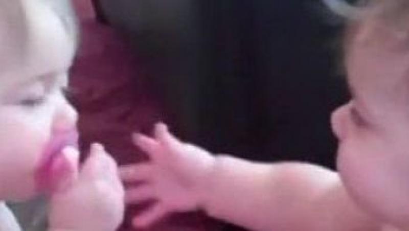 VIDEO! Amuzant:Doi bebelusi se cearta din cauza unei suzete