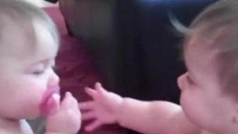 VIDEO! Amuzant:Doi bebelusi se cearta din cauza unei suzete