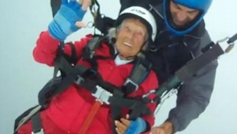 La 104 ani, o femeie a sarit cu parapanta si a intrat in Cartea Recordurilor
