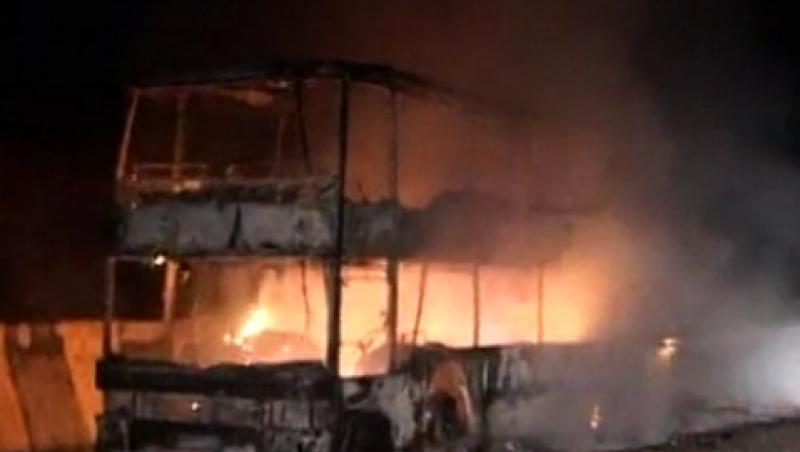 VIDEO! Un autocar plin cu muncitori a luat foc in Pasul Tihuta