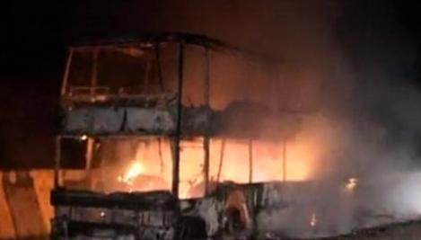 VIDEO! Un autocar plin cu muncitori a luat foc in Pasul Tihuta